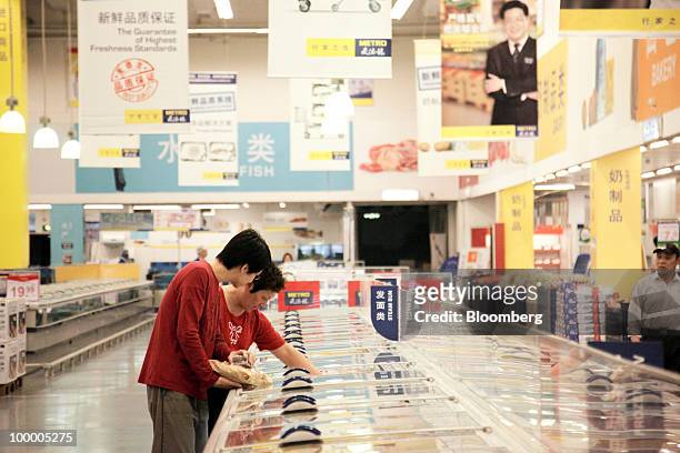 Customers shop at a Metro AG supermarket in Shanghai, China, on Wednesday, May 19, 2010. Metro AG, Germany's largest retailer, plans to add 100...