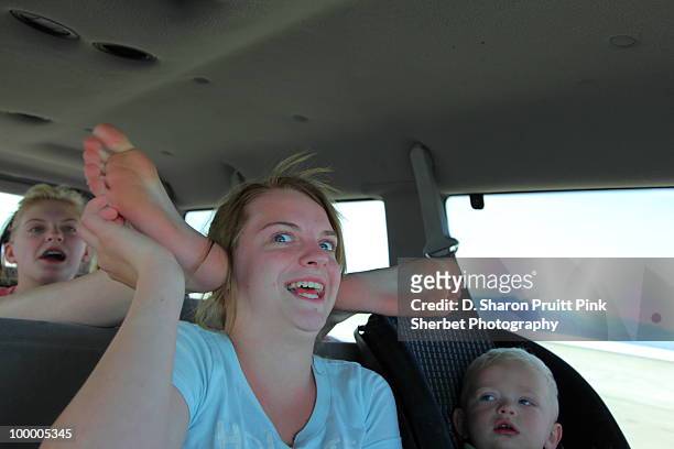 kids in family car with funny roadtrip psychosis - family inside car - fotografias e filmes do acervo