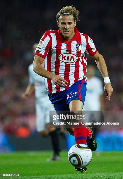 Diego Forlan of Atletico de Madrid in action during the Copa del Rey final between Atletico de Madrid and Sevilla at Camp Nou stadium on May 19, 2010...