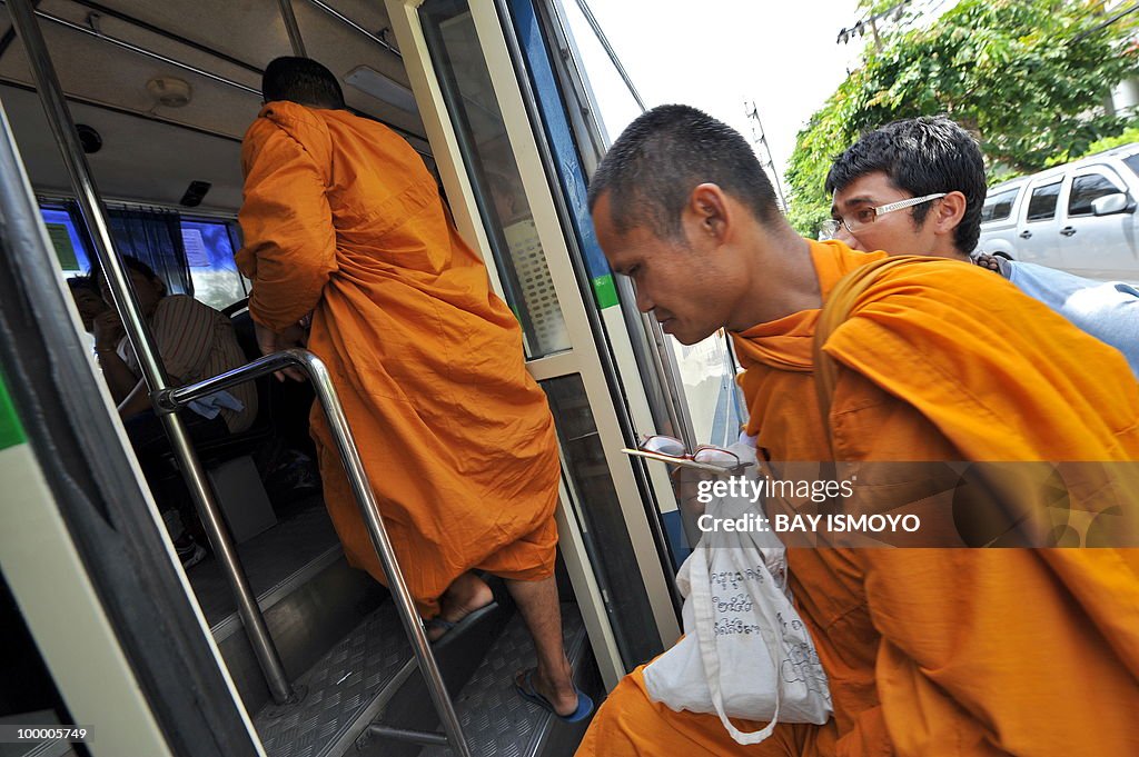 Monks join 'Red Shirt' anti-government p