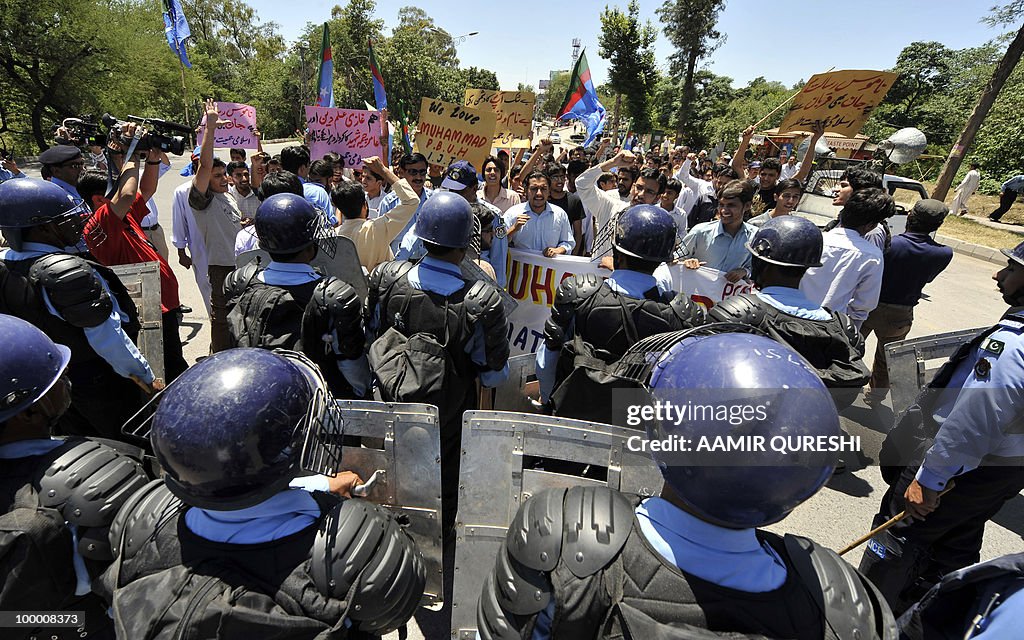 Pakistani riot police cordon off a stree
