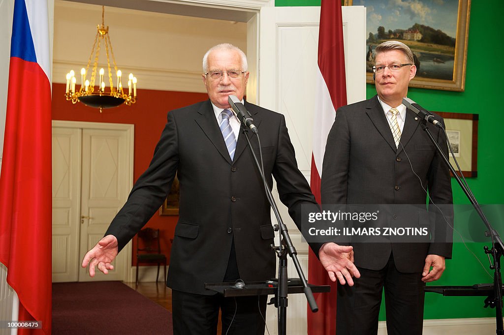 Czech President Vaclav Klaus (L) and his