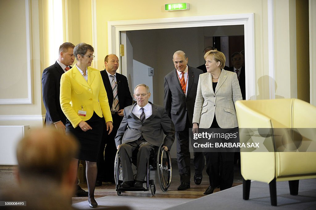 German Chancellor Angela Merkel (R) and