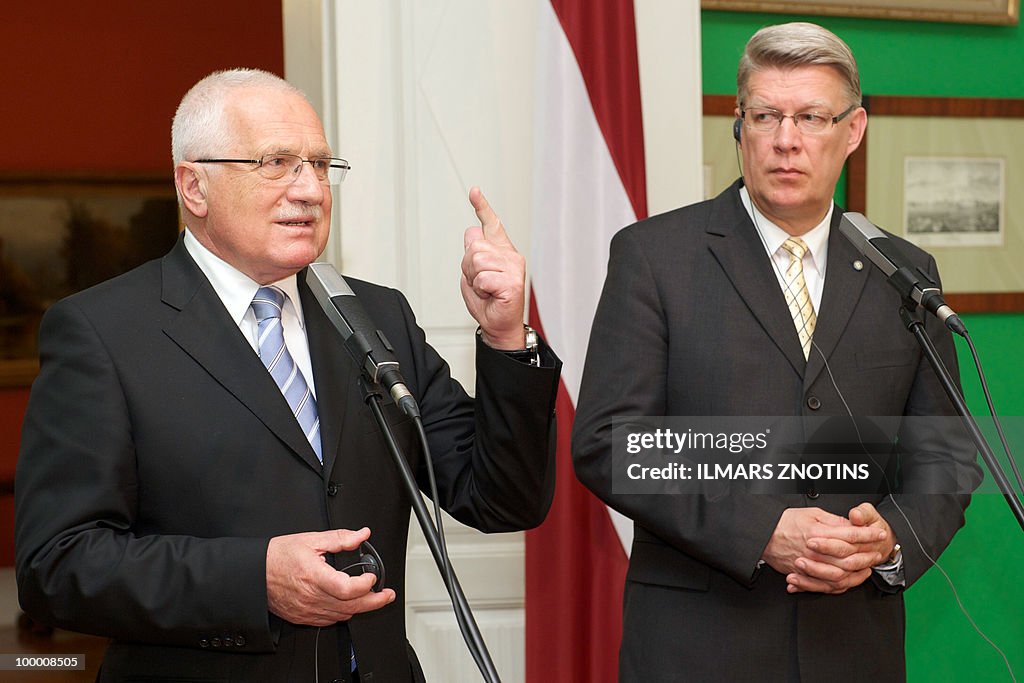 Czech President Vaclav Klaus (L) and his