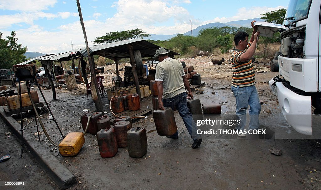 Colombians fill up jerry cans with gasol