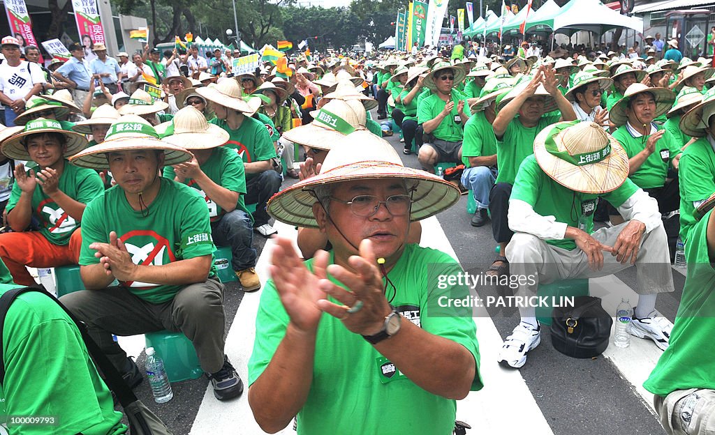 Taiwan's anti-China demonstrators clad i