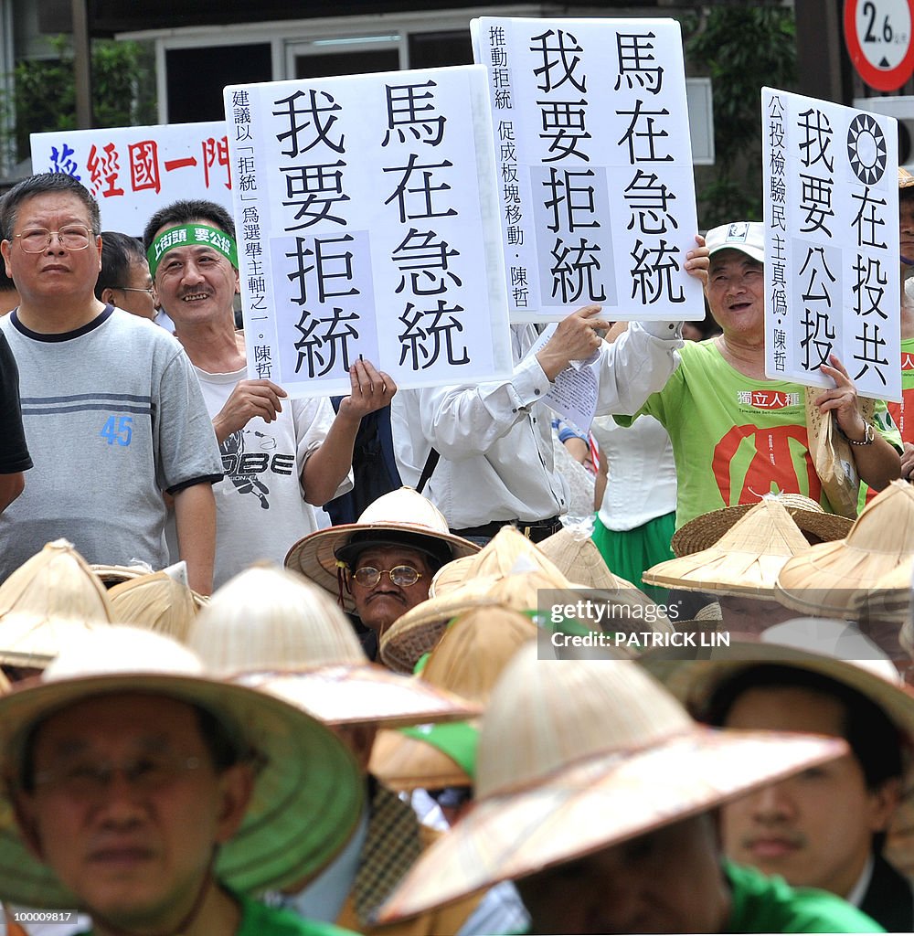 Taiwan's anti-China demonstrators hold s