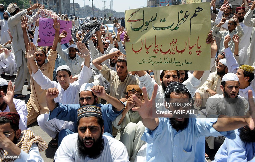 Pakistani Islamists shout slogans during