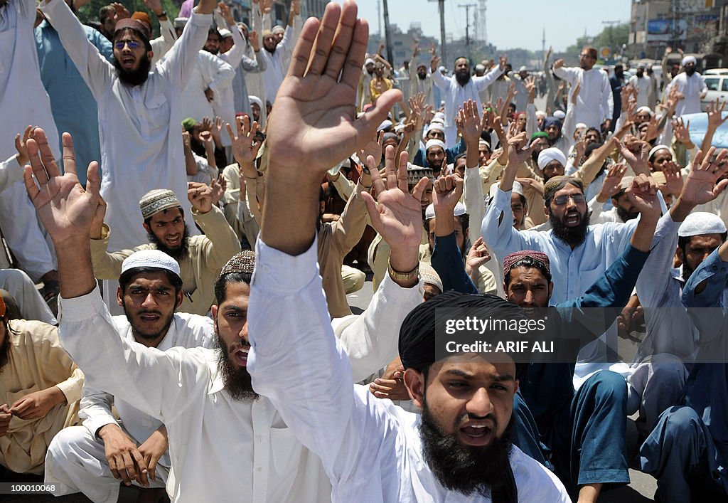 Pakistani Islamists shout slogans during