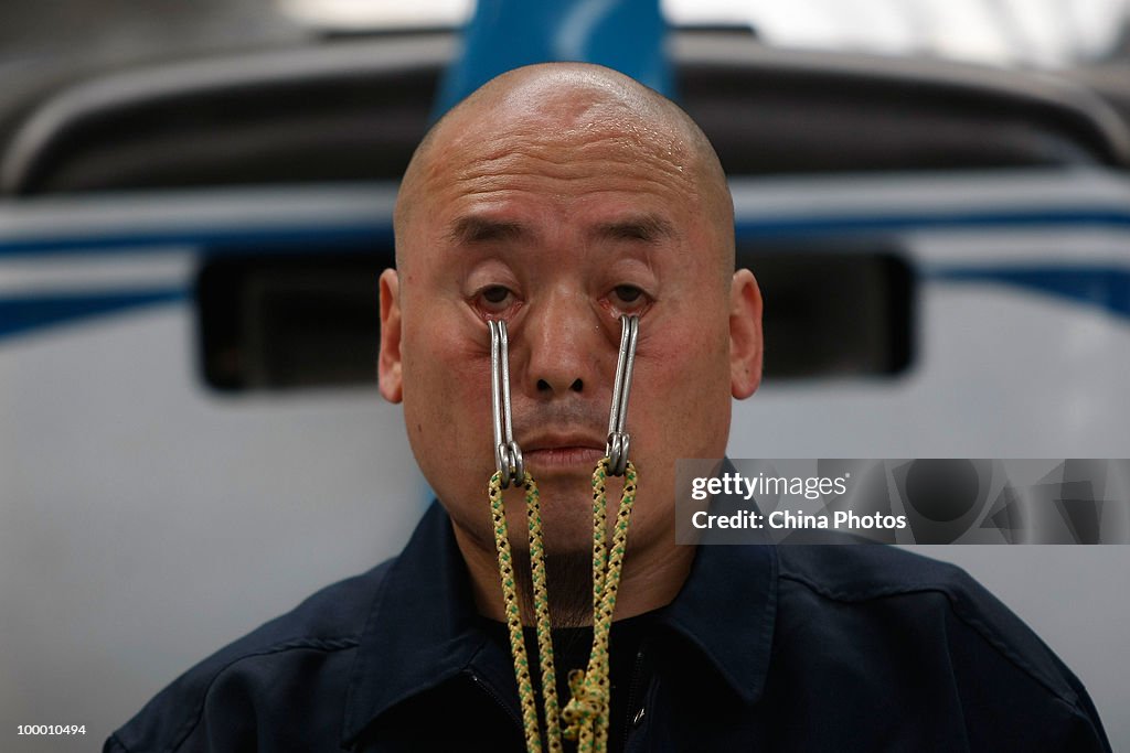 Chinese Man Drags An Amphibian Aircraft With His Eyelids