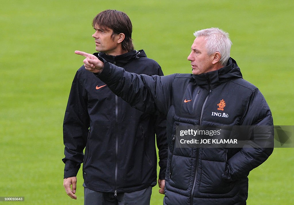 Head coach Bert Van Marwijk (R) and his