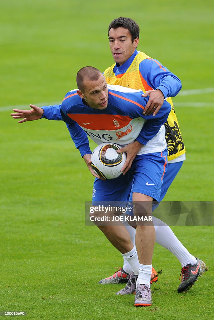 John Heitinga (front) and Giovanni Van B