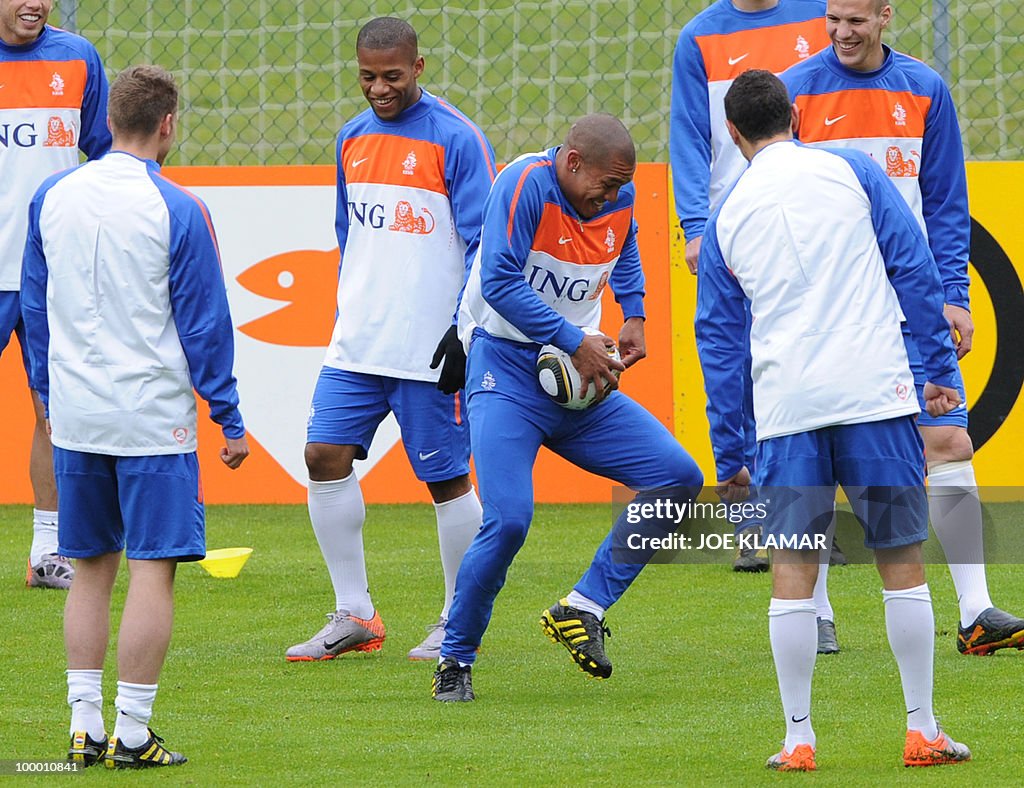 Nigel De Jong (C) jokes around with a fo