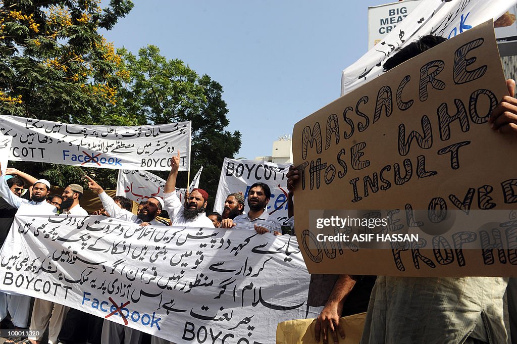 Pakistani Islamists shout slogans during