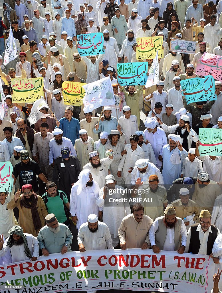Pakistani Islamists shout slogans during
