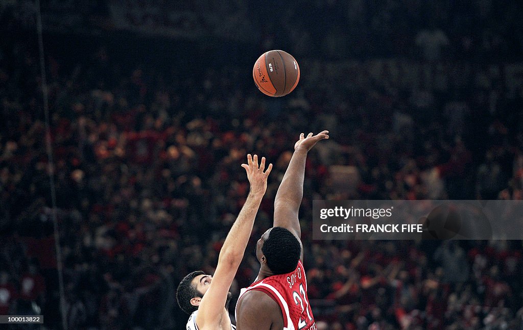 Olympiakos' Sofoklis Schortsanitis(R) vi