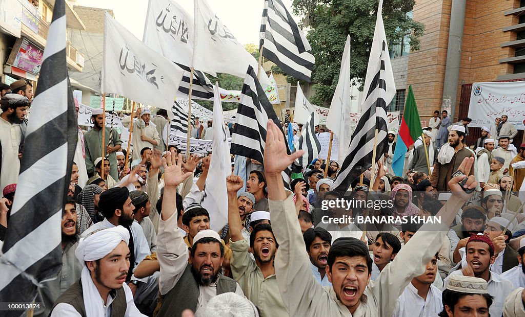 Pakistani Islamists shout slogans during