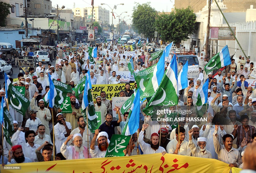 Pakistani Islamists shout slogans during