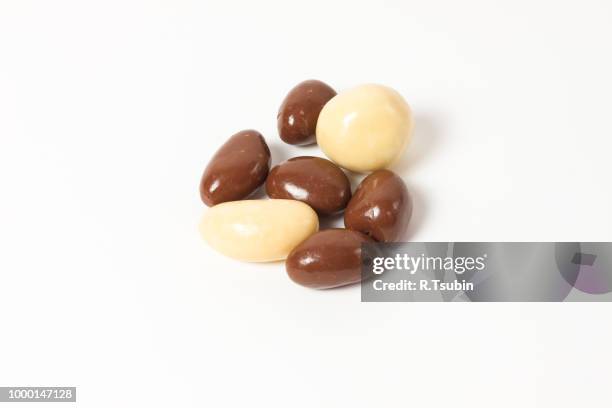 almonds in chocolate over white background - chocolate dipped fotografías e imágenes de stock