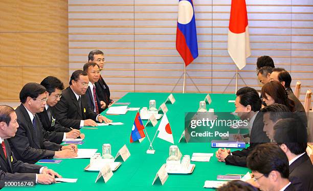 Laotian Prime Minister Bouasone Bouphavanh and Japanese counterpart Yukio Hatoyama hold a meeting at the latter's official residence in Tokyo on May...