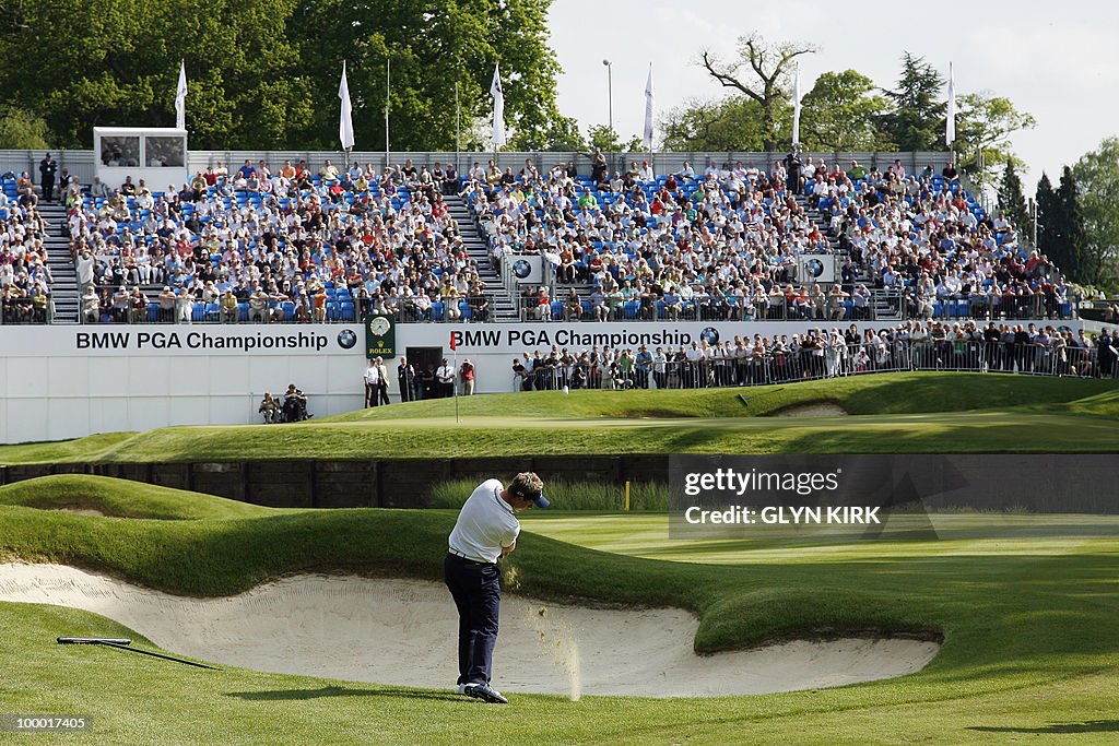 English golfer Luke Donald plays his app