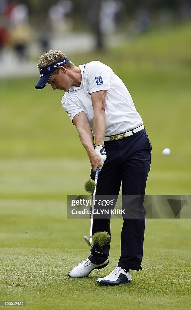 English golfer Luke Donald plays his app