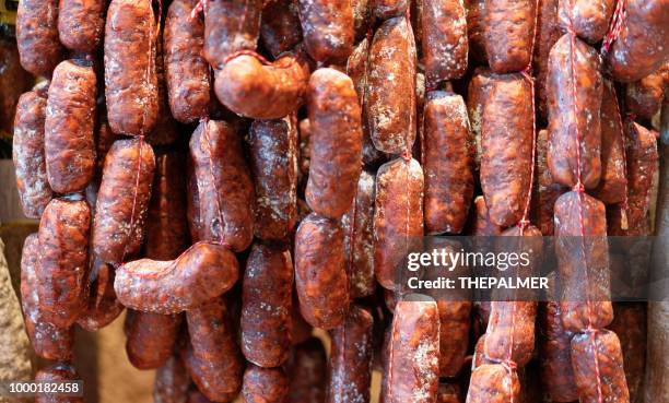 spaanse chorizo worst - rookworst stockfoto's en -beelden