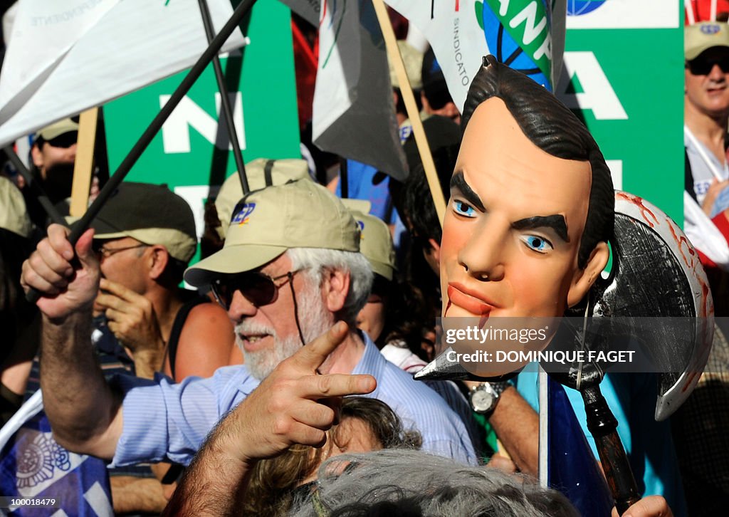 A demonstrator holds a mask of Spanish P