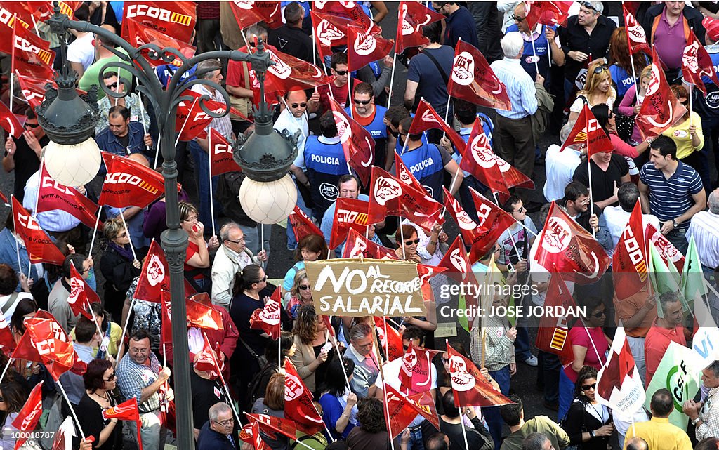 Goverment employees demonstrate against