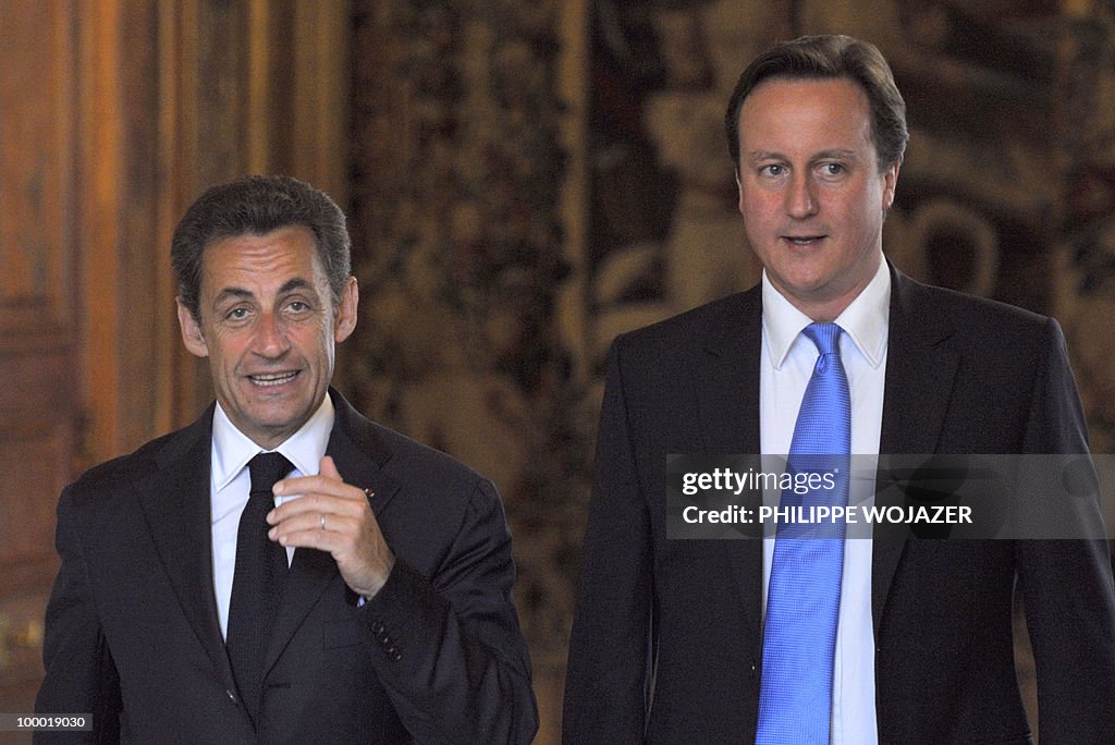 French President Nicolas Sarkozy (L) wel