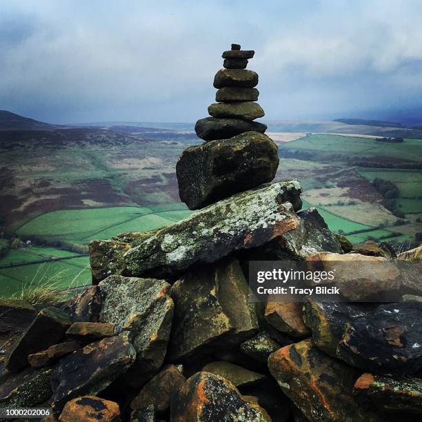 rock cairn in the peak district, sunday trek - inukshuk stock pictures, royalty-free photos & images