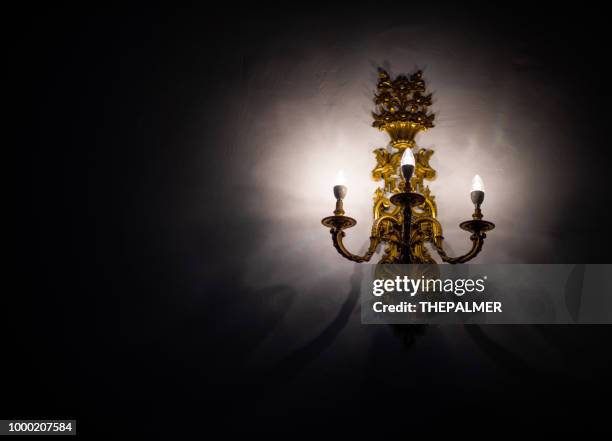 muur kandelaar - kandelaar stockfoto's en -beelden
