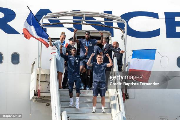 Ousmane Dembele, Antoine Griezmann and Samuel Umtiti of France during the arrival at Airport Roissy Charles de Gaulle on July 16, 2018 in Paris,...