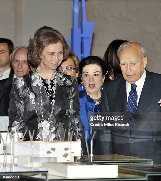 Queen Sofia of Spain, Director of National Gallery Maria Lambraki Plaka and Greek President Karlos Papoulias look at exhibits during the opening...