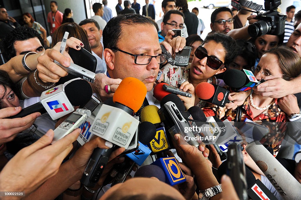 Venezuelan doctor Vladimir Fuenmayor (R)