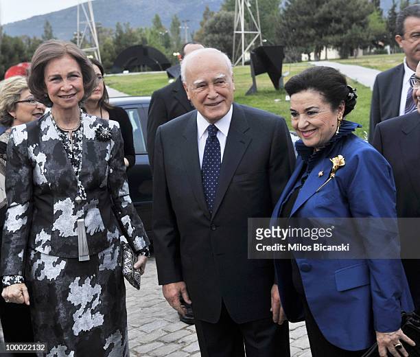 Queen Sofia of Spain, Greek President Karlos Papoulias and Director of National Gallery Maria Lambraki Plaka look at exhibits during the opening...