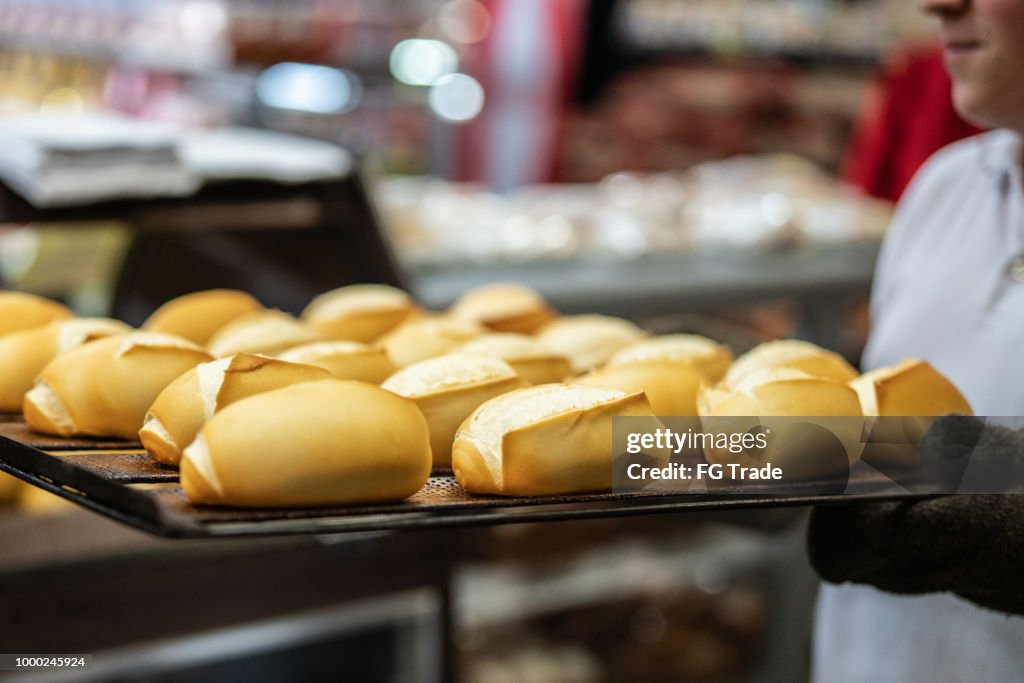 Panadero de tirar una bandeja con pan caliente