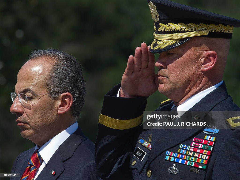 Mexican President Felipe Calderon (L) an