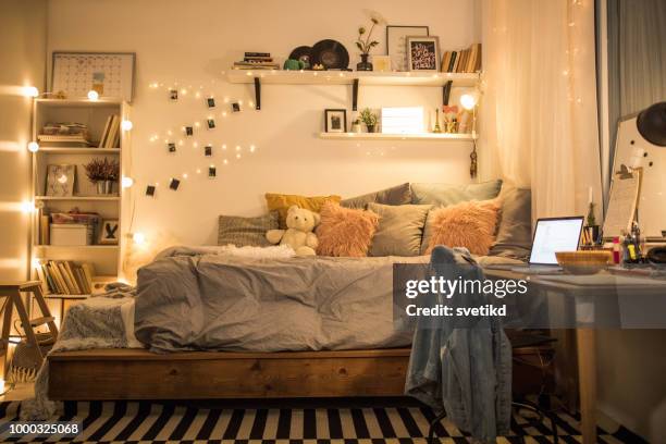 lindo dormitorio adolescente - cadena de luces fotografías e imágenes de stock