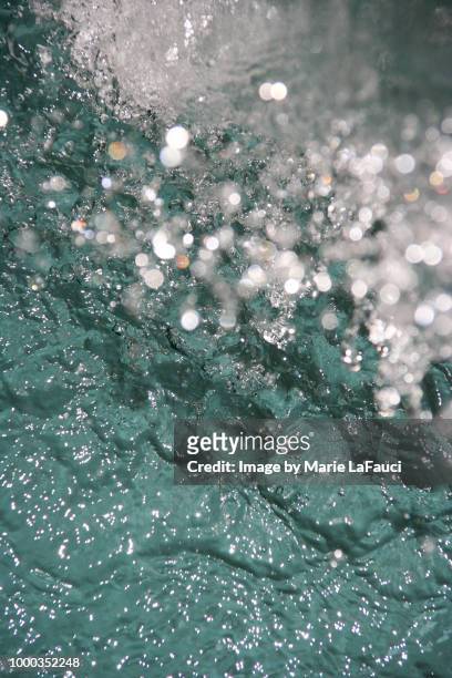 close-up of water splashing - eau douce photos et images de collection