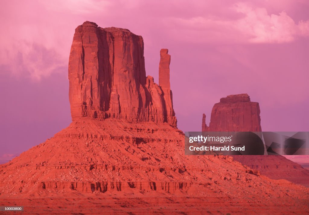 LANDSCAPE FORMATIONS IN MONUMENT VALLEY, ARIZONA