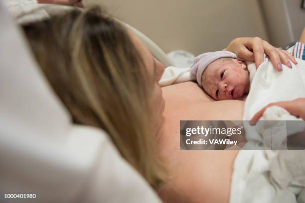 孩子第一次睜開眼睛 - labor childbirth 個照片及圖片檔
