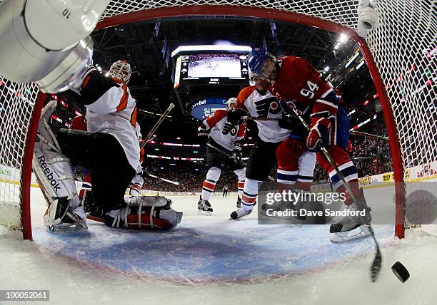 Tom Pyatt of the Montreal Canadiens scores a goal past Michael Leighton of the Philadelphia Flyers in the first period of Game 3 of the Eastern...