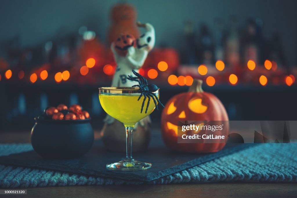 Halloween-tijd. Levendige gekleurde dranken met ketel van snoep