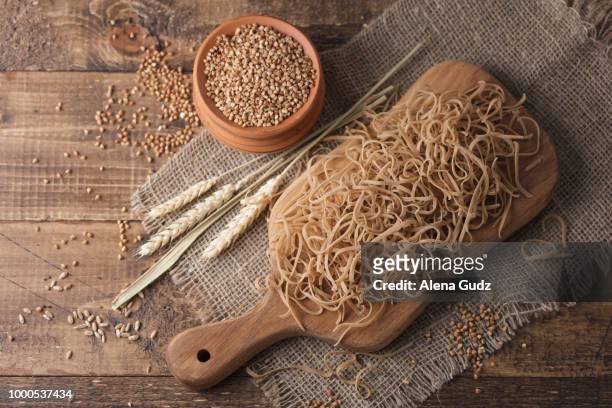 buckwheat noodles - buckwheat fotografías e imágenes de stock