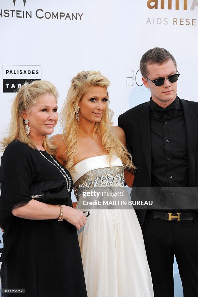 (From L) US Kathy Hilton, Paris Hilton a