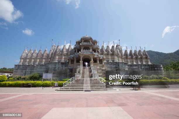 outside view of jain temple ranakpur - jain temple - fotografias e filmes do acervo