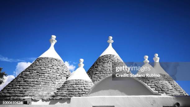 trulli of puglia - trulli stockfoto's en -beelden