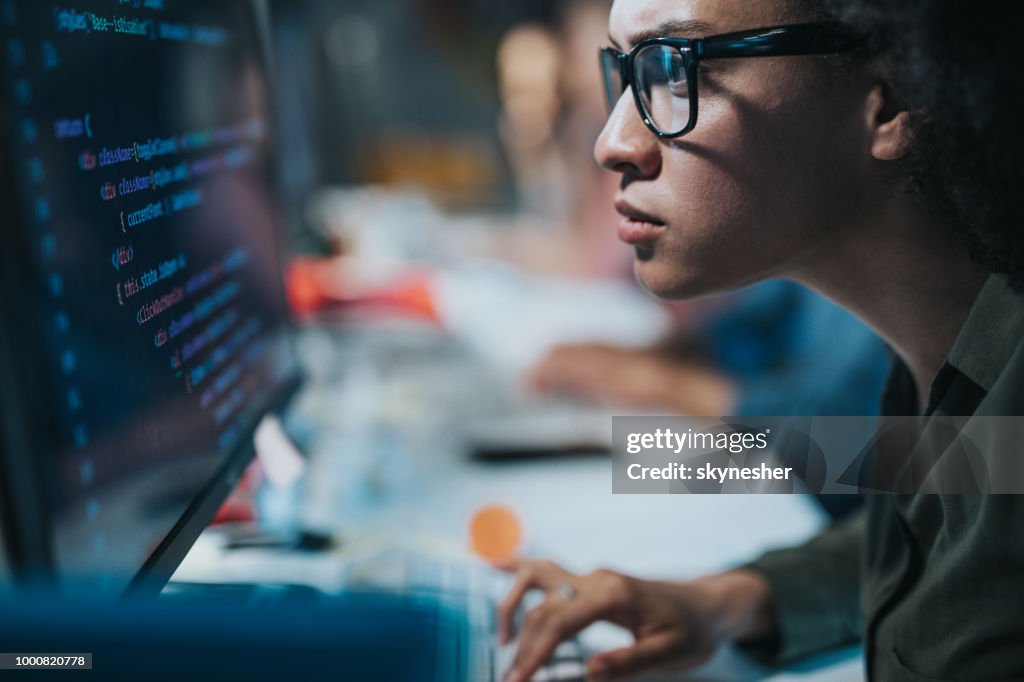 US-amerikanischer Programmierer lesen Computercodes auf Desktop-PC konzentriert.