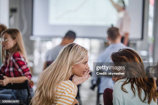 heb je gehoord de laatste roddels? - rumor stockfoto's en -beelden